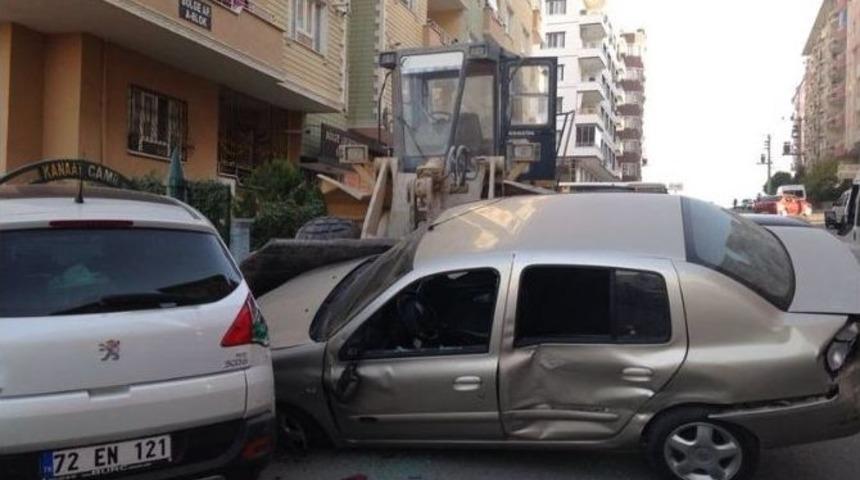 Freni Boşalan Kepçe Aracı 5 Araca Çarparak Durabildi