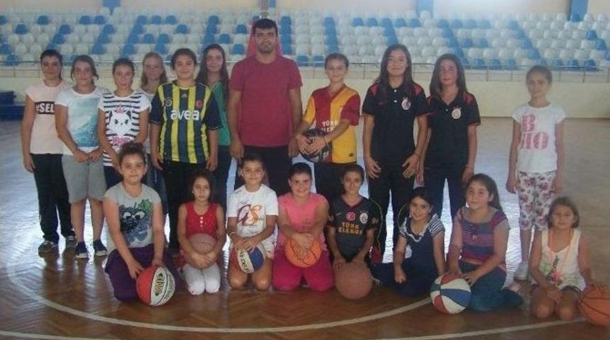 Bayan Basketbol Kursuna Yoğun İlgi