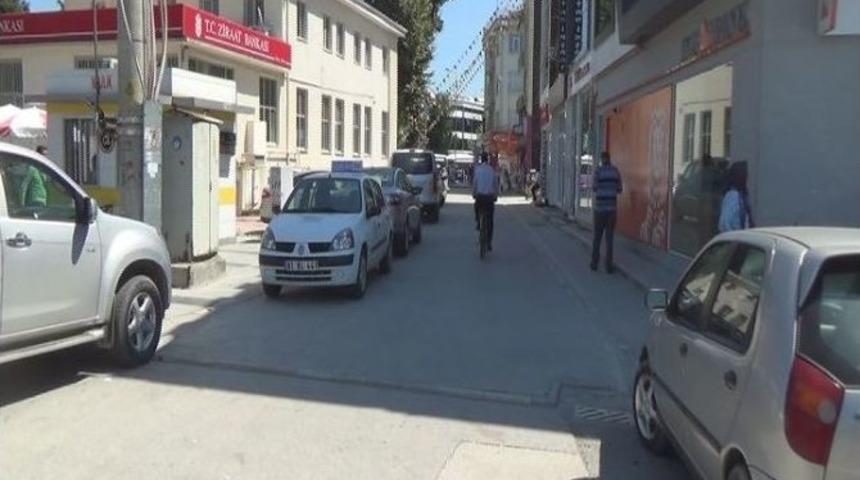 Yayalar İ&ccedil;in Yapılan Yol Otopark Oldu