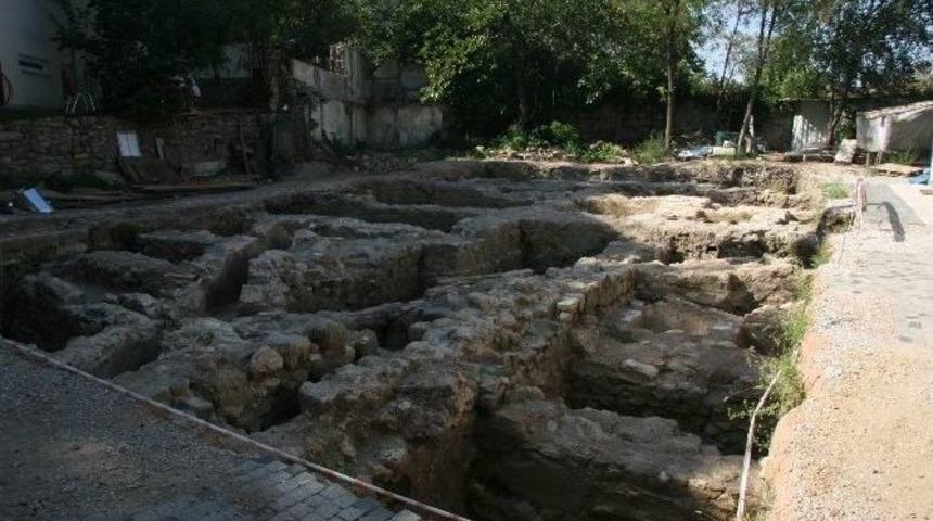 Sur &Uuml;st&uuml; Kazısından Nakşi Tekkesinin Temelleri &Ccedil;ıktı