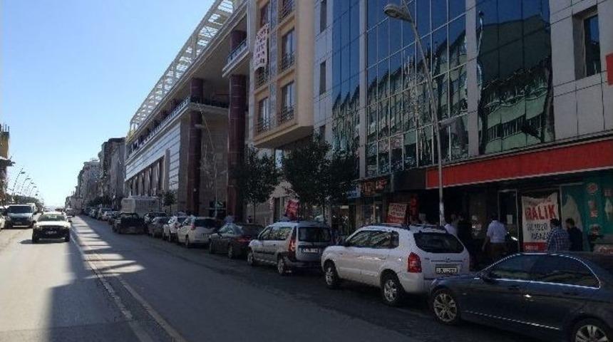 Palarium Avm Cumhuriyet Caddesi Trafiğini Keşmekeş Ediyor