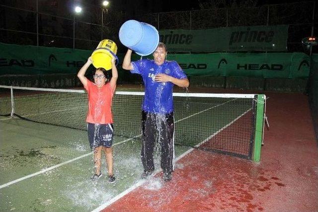 Tenis Kortunda Als Kampanyası