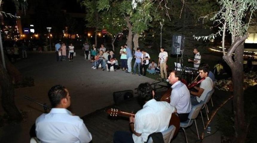 A&ccedil;ık Havada Konsere B&uuml;y&uuml;k İlgi