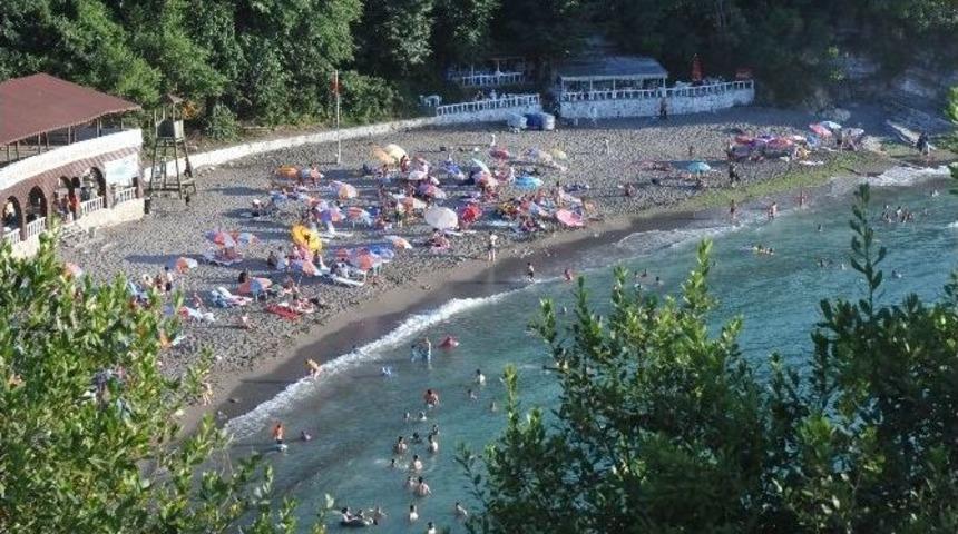 Ak&ccedil;akoca&rsquo;da Mavi Bayraklı Kale Plajı&rsquo;na Yoğun İlgi