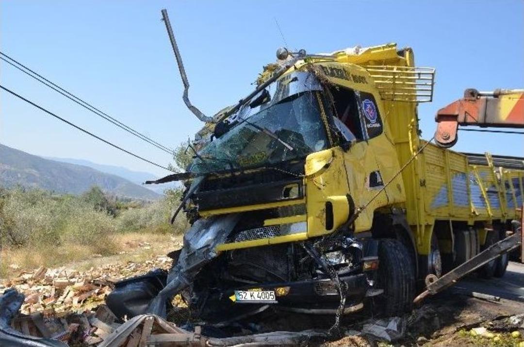 Tosya&rsquo;da Sebze Y&uuml;kl&uuml; Kamyon Devrildi