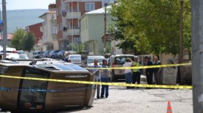 Evinin &Ouml;n&uuml;nde Otururken Otomobil &Ccedil;arptı