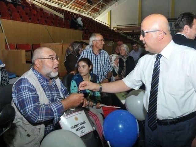 Afyonkarahisar Belediyesi’nden Engellilere Akülü Araç Dağıtımı