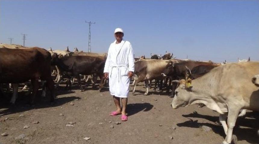 Kars&rsquo;ta Susuz Kalan K&ouml;yl&uuml;ler Bornozlarını Giyerek Eylem Yaptı