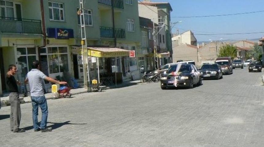 Gen&ccedil;lerin D&uuml;ğ&uuml;n Yolu Kesip Bahşiş Alma Keyfi