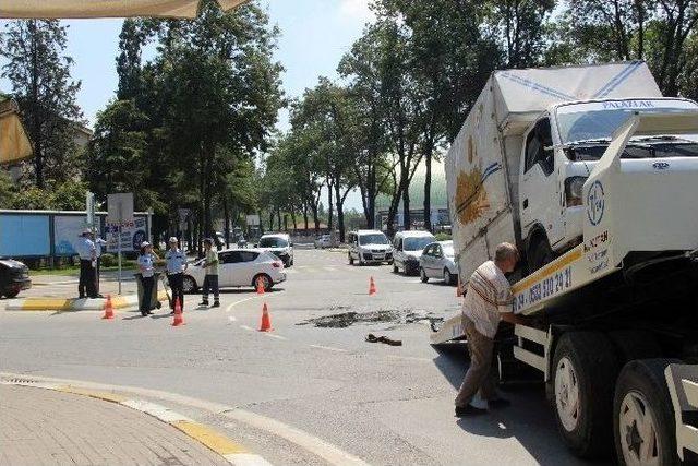 Sakarya’da Pekmez Yüklü Kamyonet Devrildi