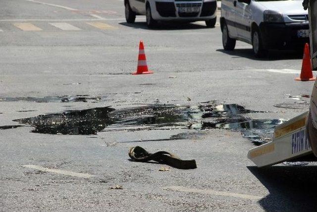 Sakarya’da Pekmez Yüklü Kamyonet Devrildi