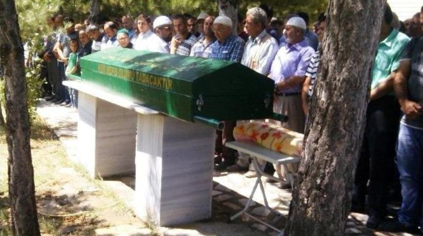 Kazada &Ouml;len Baba Ve Anne Karnındaki Bebek Toprağa Verildi