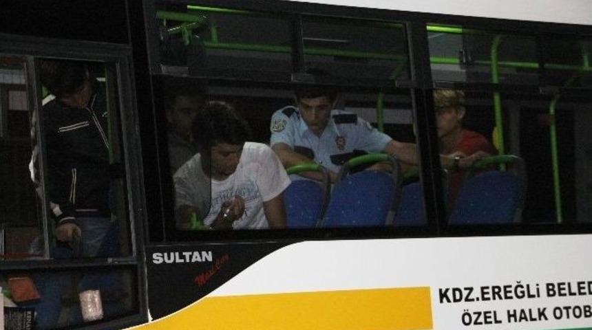 Otob&uuml;s Şof&ouml;rlerinin Kavgasında 1 Kişi Bı&ccedil;aklandı