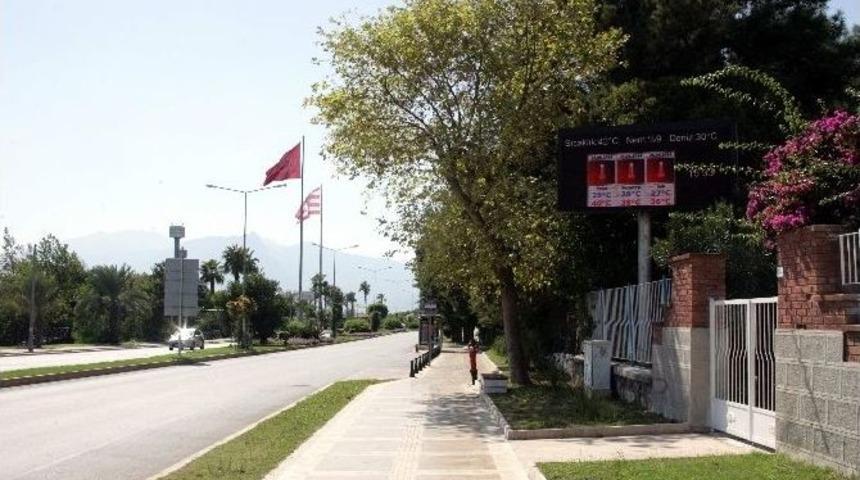Antalya&rsquo;da 42 Derece Sıcaklık Caddeleri Boşalttı