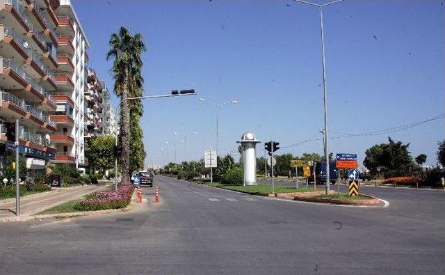 Antalya’da 42 Derece Sıcaklık Caddeleri Boşalttı