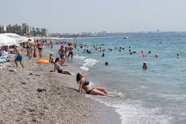 Antalya’da 42 Derece Sıcaklık Caddeleri Boşalttı