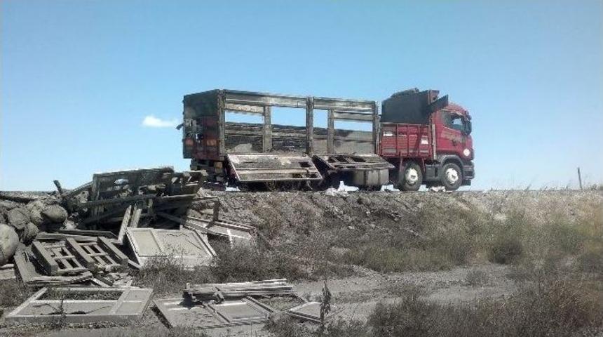 Kimyasal Maddi Y&uuml;kl&uuml; Kamyonda Yangın