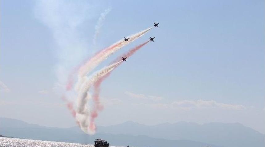 T&uuml;rk Yıldızları&rsquo;ndan Mevlana Temalı G&ouml;steri U&ccedil;uşu