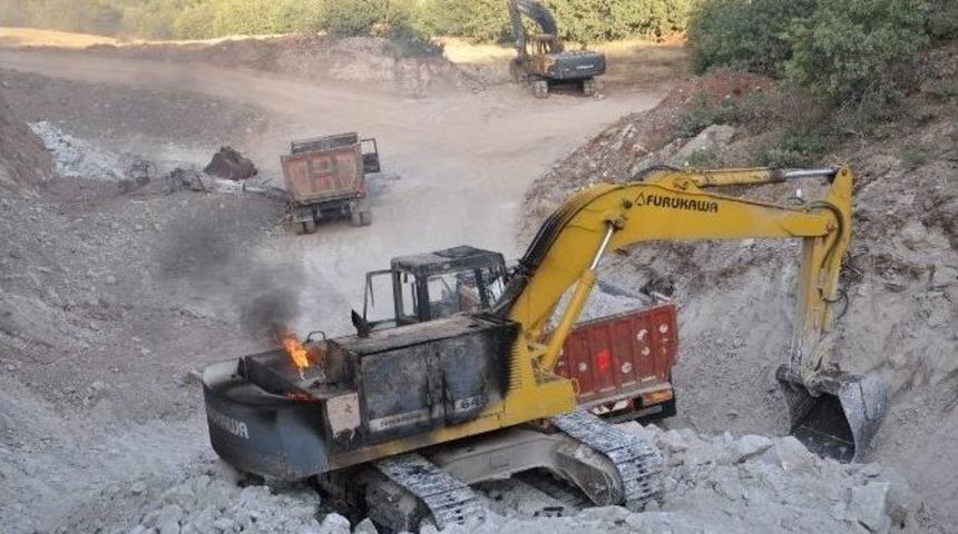Ak Parti Tunceli İl Başkanı&rsquo;nın Ara&ccedil;ları Yakıldı