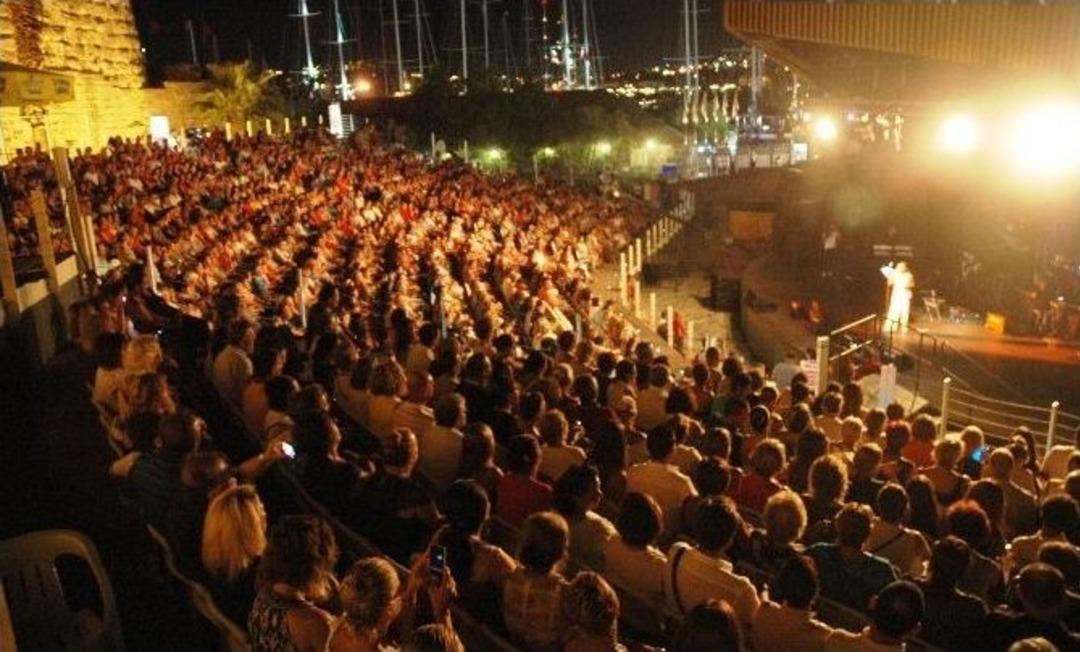 &Uuml;nl&uuml; Sanat&ccedil;ı Nil&uuml;fer Yıllar Sonra Yine Ayı Sahnede