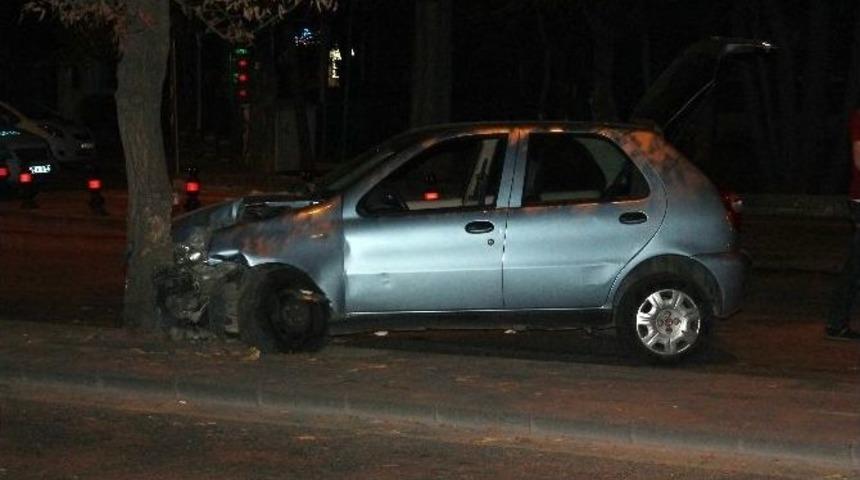 Direksiyon Hakimiyetini Kaybeden S&uuml;r&uuml;c&uuml; Ağaca &Ccedil;arptı