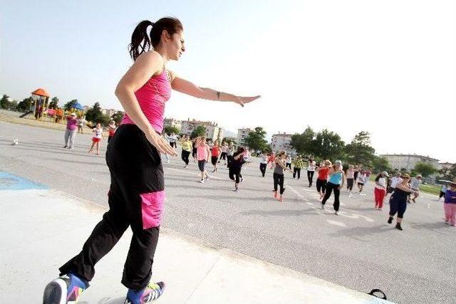 Karşıyakalı Kadınlar Zumba’yı Çok Sevdi