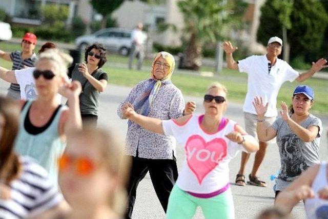 Karşıyakalı Kadınlar Zumba’yı Çok Sevdi