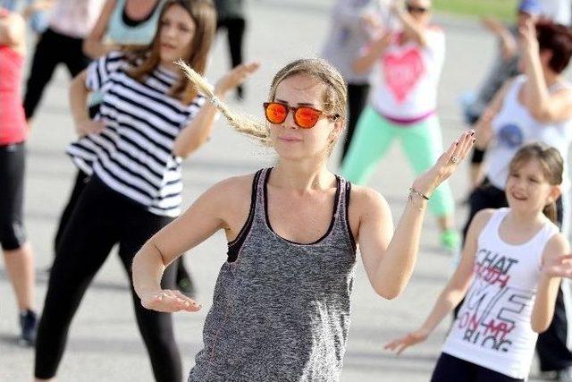 Karşıyakalı Kadınlar Zumba’yı Çok Sevdi