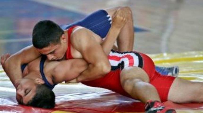 Yıldız G&uuml;reş&ccedil;iler Minderi Titretti