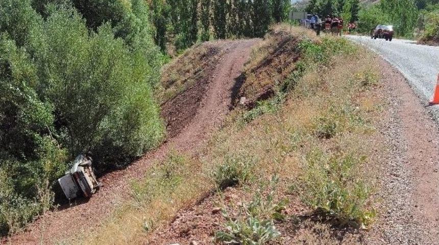 Otomobil U&ccedil;uruma Yuvarlandı: 1 Yaralı