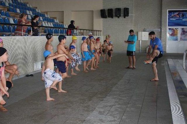 Elazığ’da Sıcaktan Bunalan Vatandaşlar Yüzme Havuzlarına Akın Ediyor