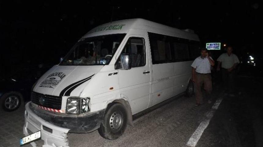 Minib&uuml;s İle Otomobil &Ccedil;arpıştı: 1 Yaralı