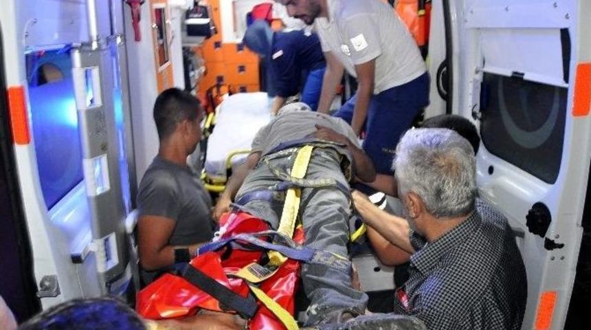 Otomobilin &Ccedil;arptığı Yaralı Şahıs G&ouml;zyaşları İ&ccedil;inde Topladığı Kartonları Bırakmak İstemedi