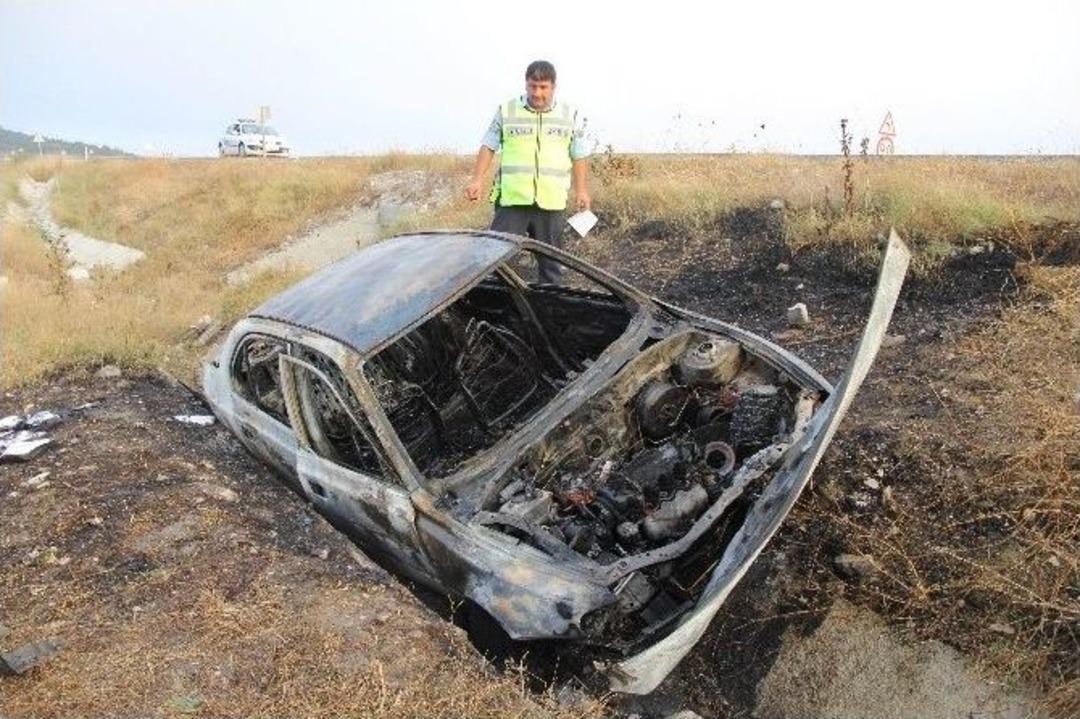 Kazada Yanan Ara&ccedil;tan Son Anda Kurtarıldılar: 4 Yaralı