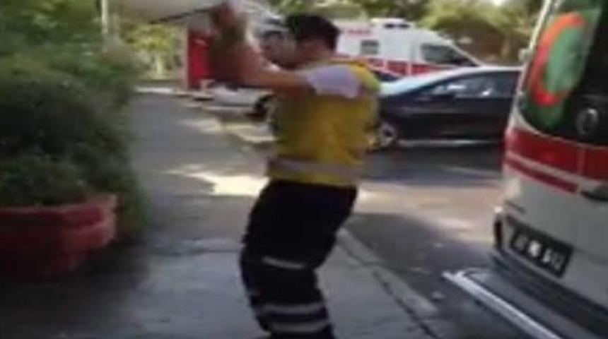 112 Sağlık G&ouml;revlisine N&ouml;bette &ldquo;bir Kova Buzlu Su&rdquo;