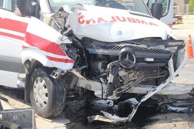 Ambulans Kaza Yaptı: Dört Yaralı