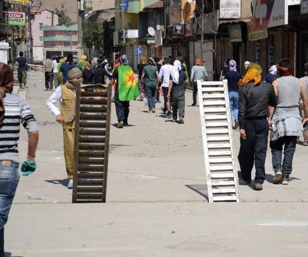 Y&uuml;ksekova&rsquo;da Polis M&uuml;dahalesi S&uuml;r&uuml;yor