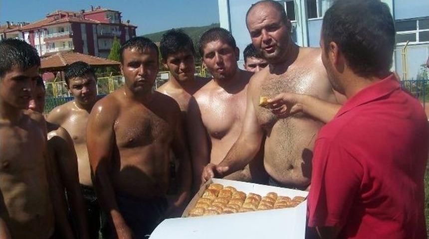 Altın Kiraz &Ouml;ncesinde Pehlivanlara Tatlı İkramı