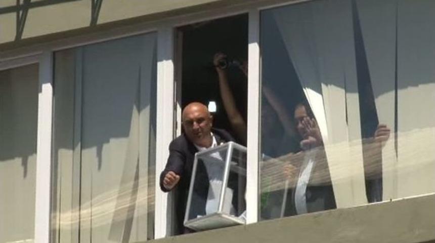 Kadık&ouml;y&rsquo;de Abhazların Oy Verme İşlemi Sırasında Gerginlik