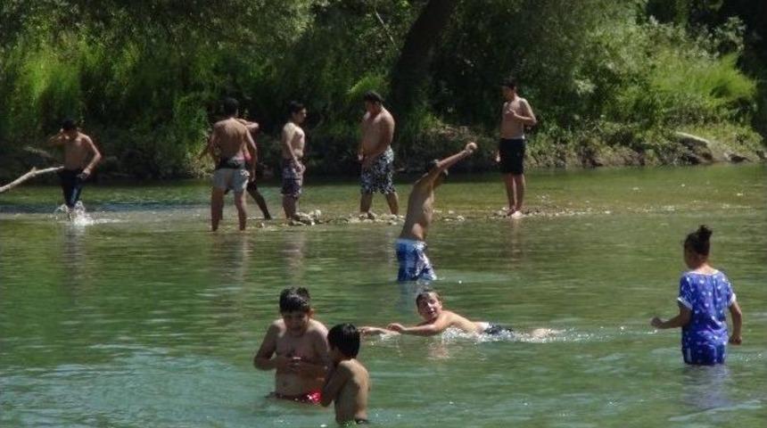 Sıcaktan Kurtuluşu Irmakta Buluyorlar