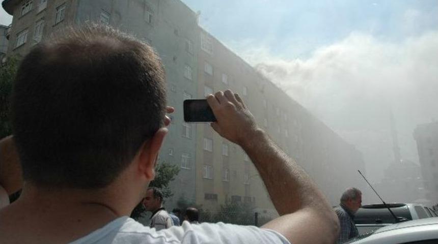 Yangını Film İzler Gibi Cep Telefonlarıyla G&ouml;r&uuml;nt&uuml;lediler