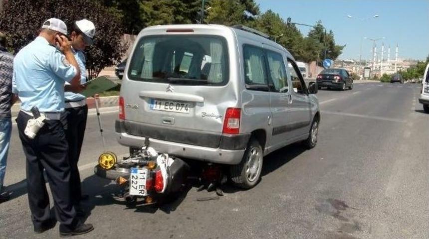 Motosiklet Kamyonete &Ccedil;arptı: 1 Yaralı