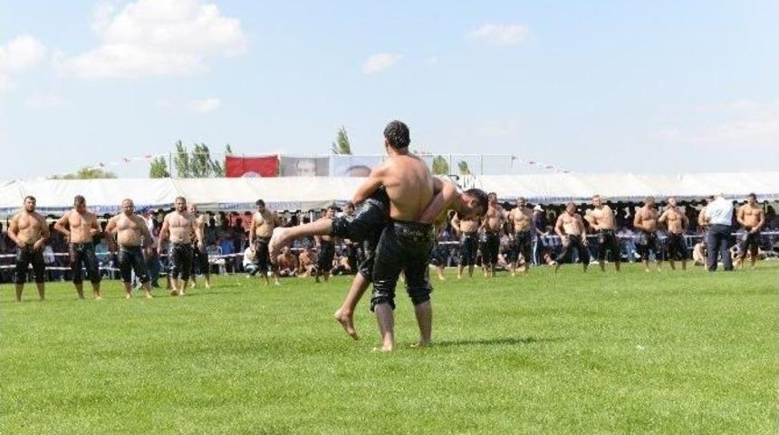 Hızını Alamayan Pehlivanlar Protokol&uuml;n Arasına Daldı