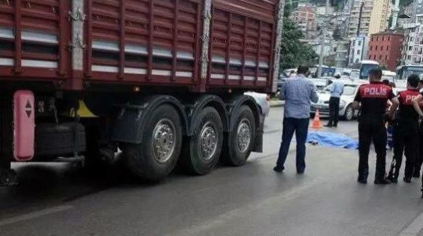 Trabzon'da Tırın &Ccedil;arptığı Motosikletin S&uuml;r&uuml;c&uuml;s&uuml; &Ouml;ld&uuml;