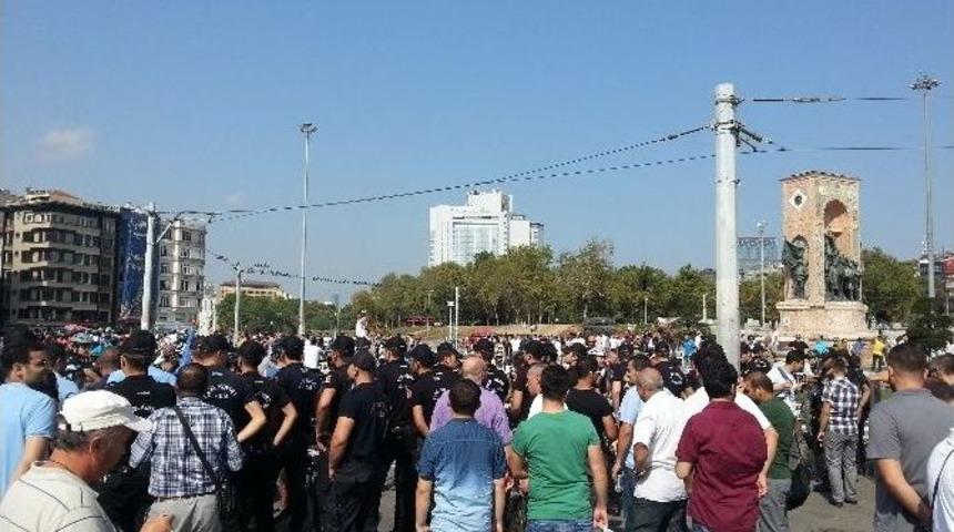 Omurilik Fel&ccedil;lisi Bisiklet&ccedil;inin 3 Bin 500 Kilometrelik Coşkusu İstiklal Caddesi&rsquo;nde Kabusa D&ouml;nd&uuml;