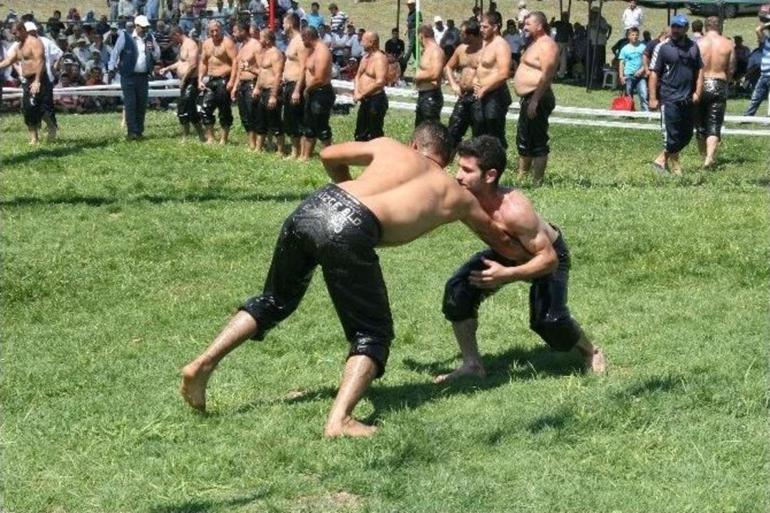 Geleneksel D&uuml;zce Yağlı Pehlivan G&uuml;reşleri Yapıldı