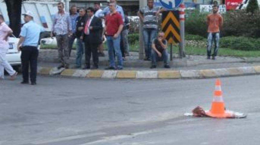 Motosiklet S&uuml;r&uuml;c&uuml;s&uuml; Kazada &Ouml;ld&uuml;