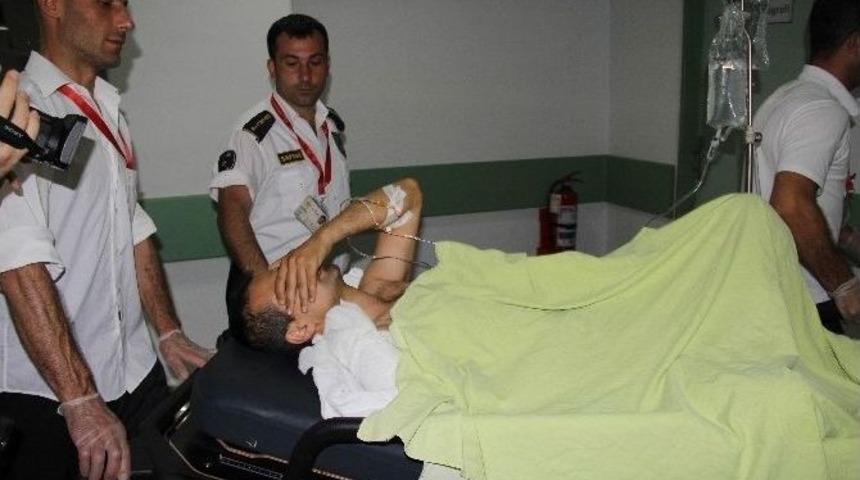 Kafasına Silah Dayayan Gen&ccedil;, M&uuml;dahale Eden G&uuml;venlik G&ouml;revlisini Vurdu