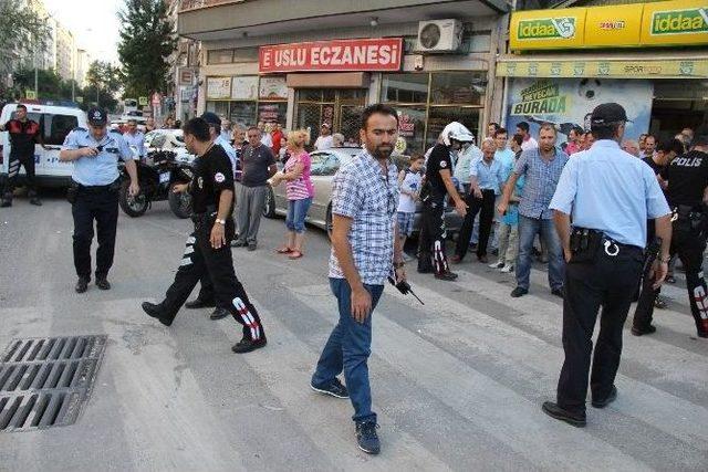 Kafasına Silah Dayayan Genç, Müdahale Eden Güvenlik Görevlisini Vurdu