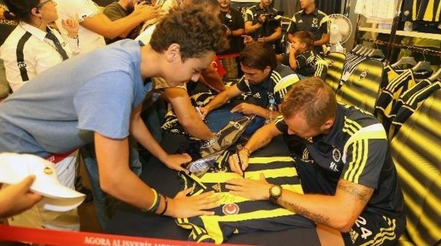 Fenerbah&ccedil;eli Futbolcular İzmir&rsquo;de İmza Dağıttı